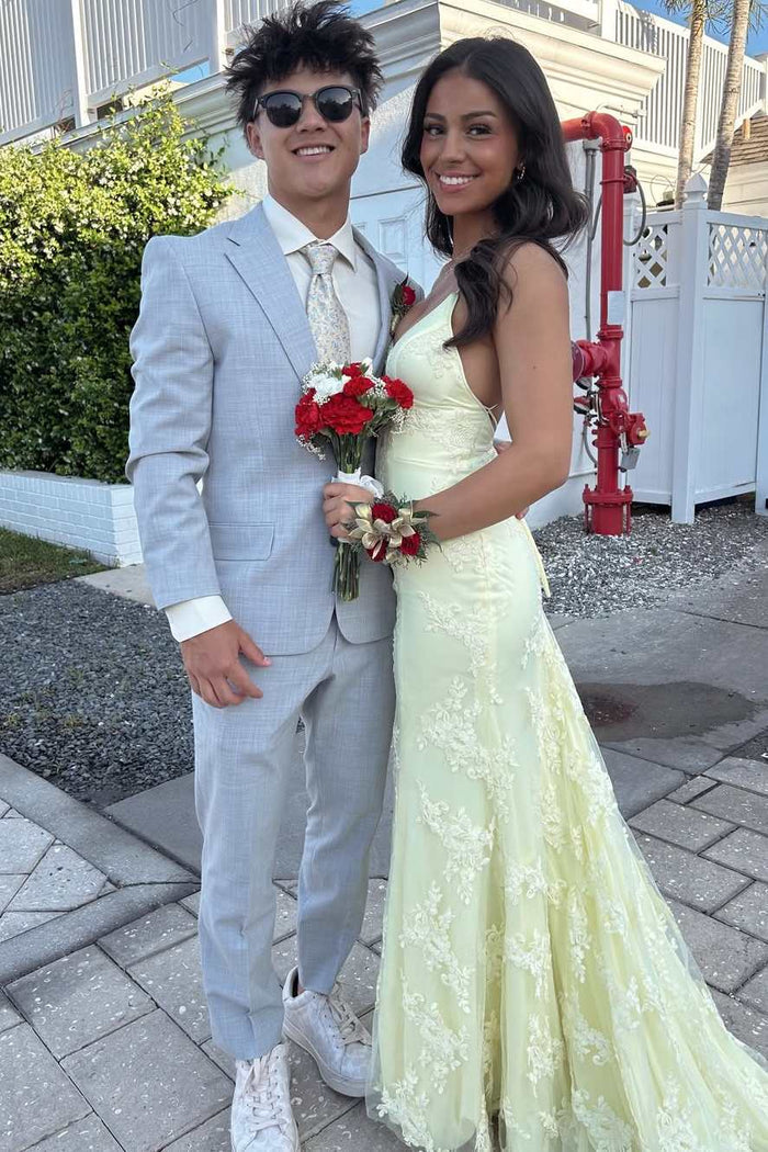 Exquisite Yellow Spaghetti Straps Lace Appliques V-Neck Prom Dress with Train