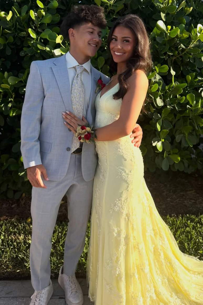 Exquisite Yellow Spaghetti Straps Lace Appliques V-Neck Prom Dress with Train