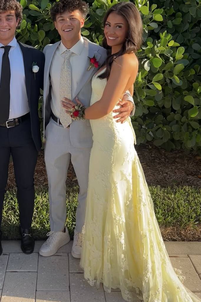 Exquisite Yellow Spaghetti Straps Lace Appliques V-Neck Prom Dress with Train