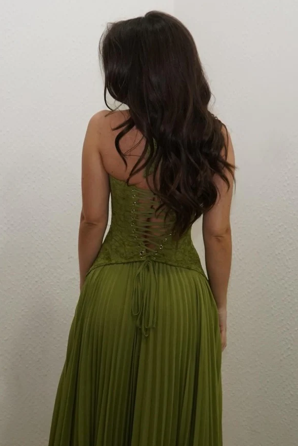 Olive A-Line Halter V-Neck Appliques Empire-Waist Pleated Prom Dress